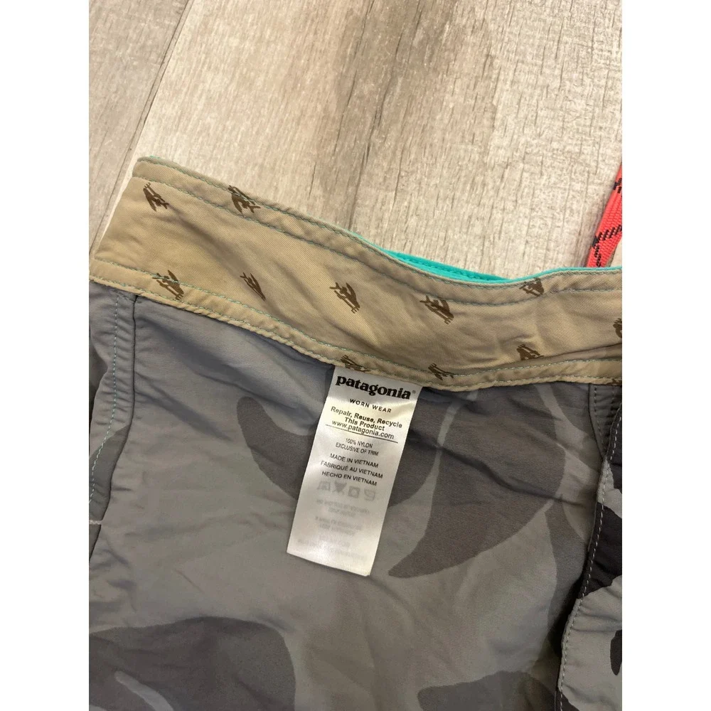 Patagonia Mens Board Shorts 34 Grey Black Floral Teal Trim Swim Trunks Nylon